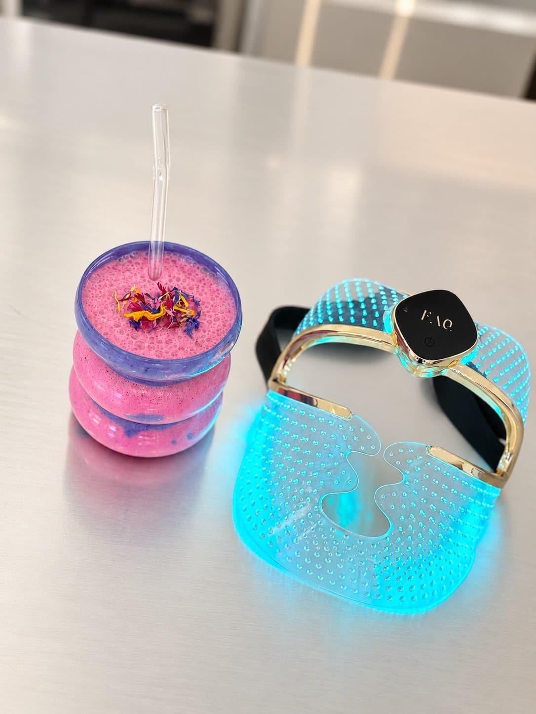 Boisson augmentée et masque LED en lumière bleue