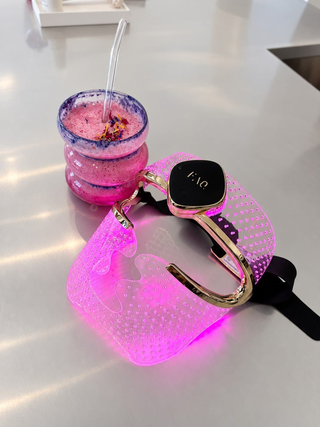 Boisson rose au collagène et masque LED allumé