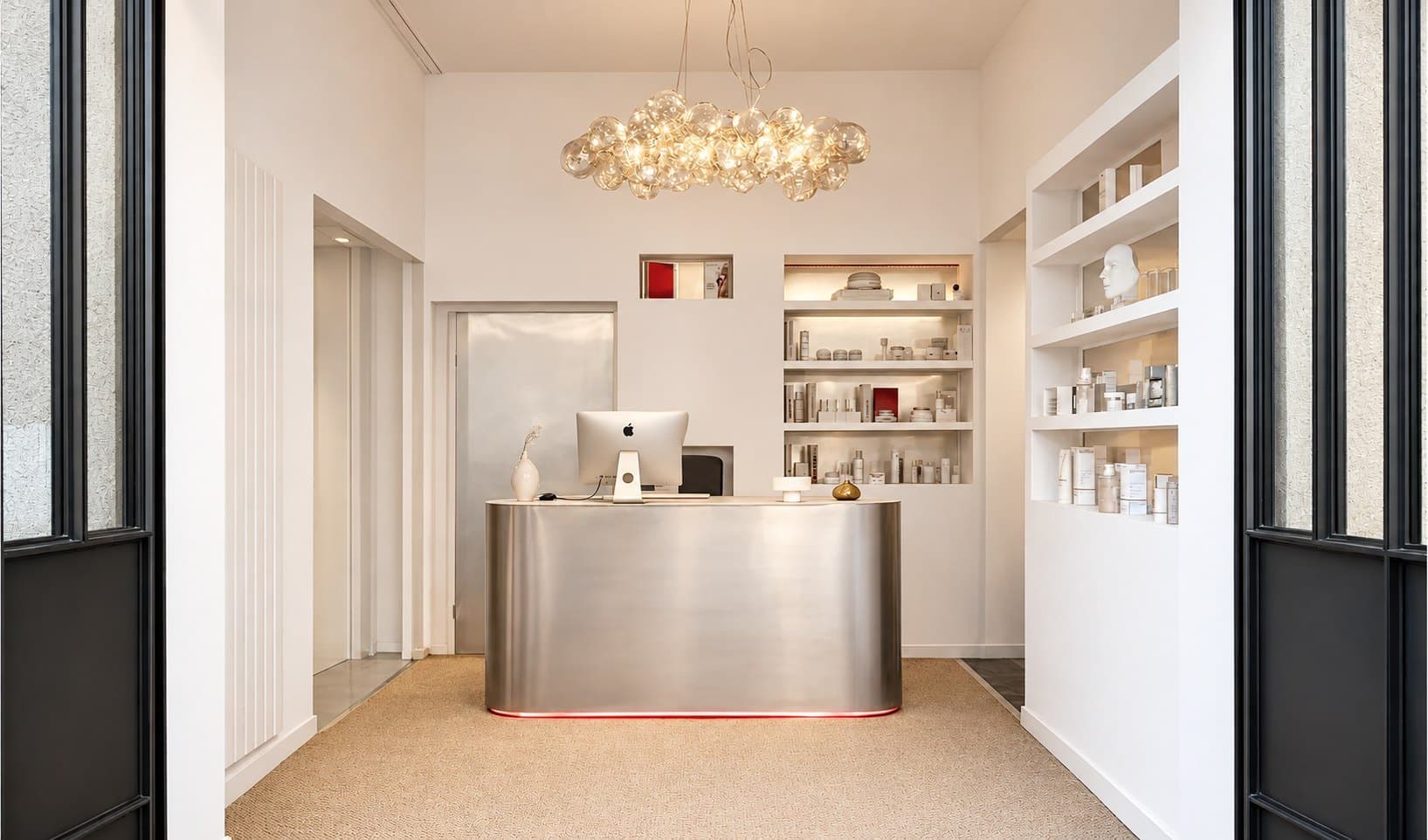 Entrée du studio et comptoir en acier brossé