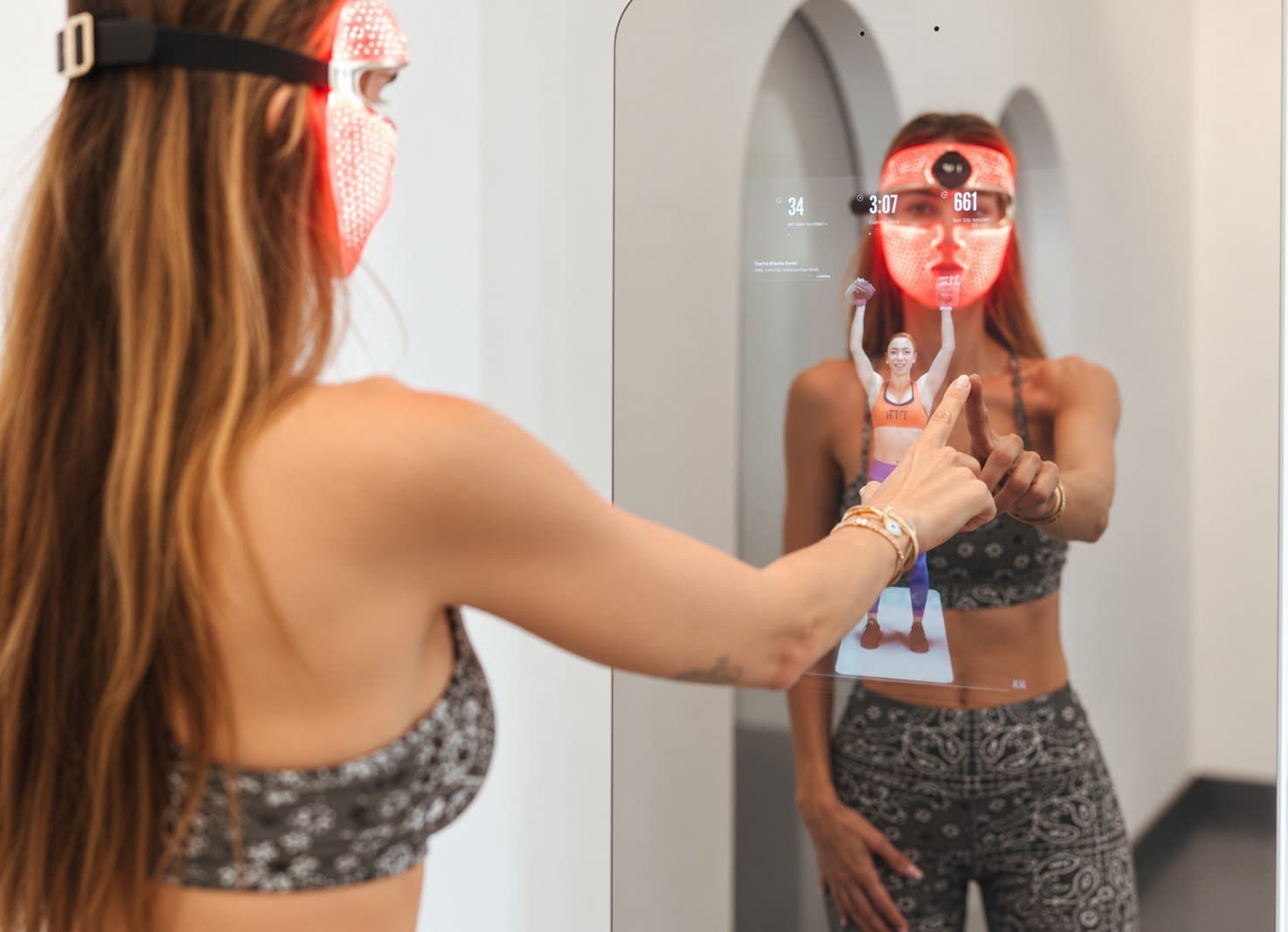Séance de Pilates au miroir intelligent, masque LED rouge