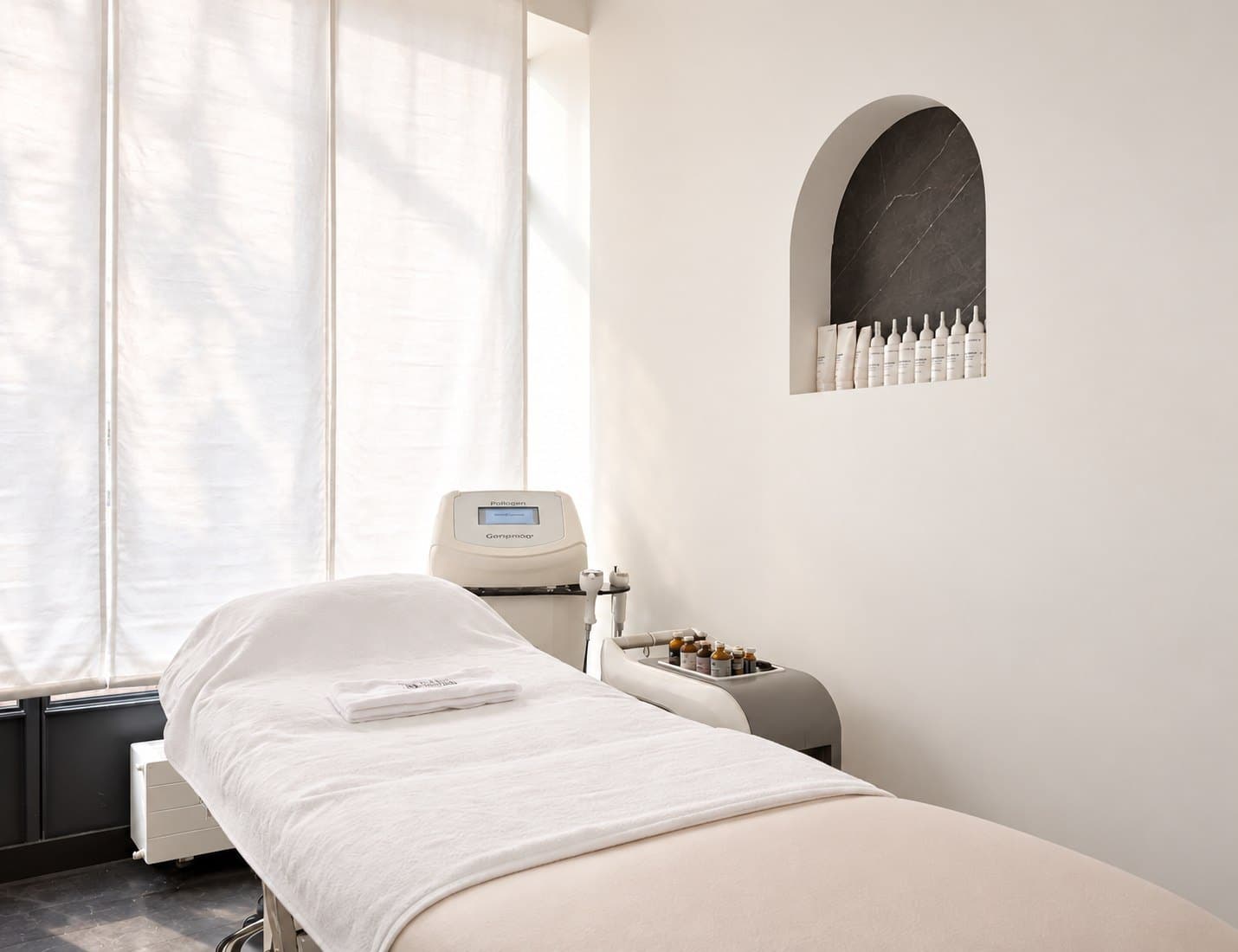 Cabine de soins baignée de lumière naturelle